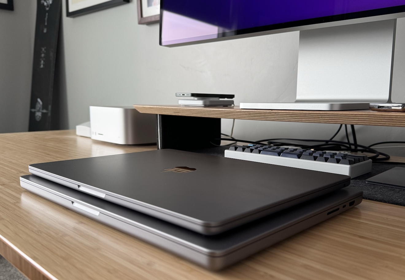 a photo of the 15 inch MacBook Air stacked on tof the 16 inch MacBook Pro